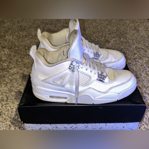 I’m selling a pair of Jordan 4 pure money 2017 (Size 10). - Picture 5 of 8
